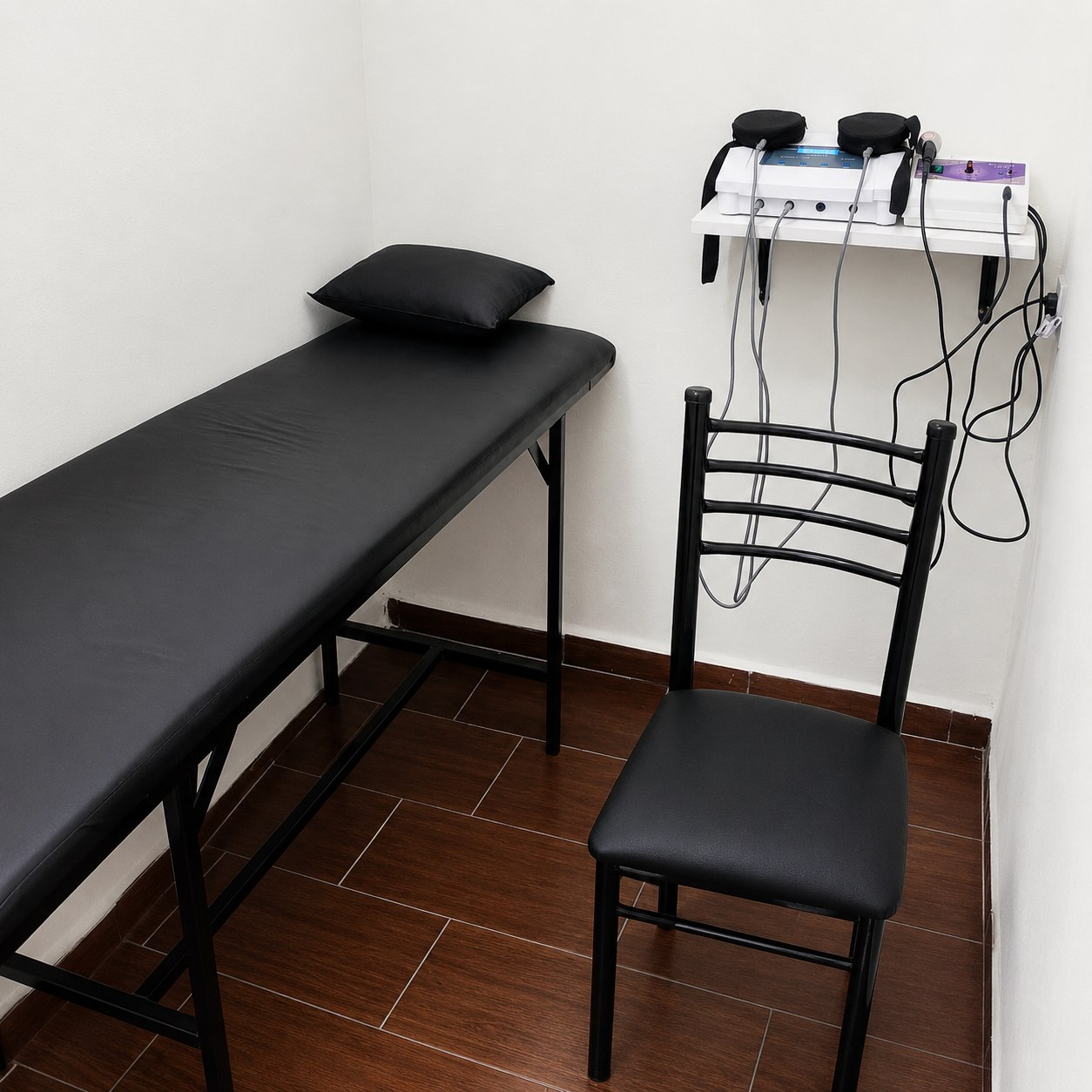Consultorio de kinesiología con camilla y equipamiento