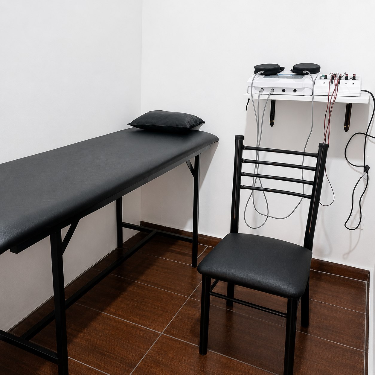 Box de tratamiento de Kareh con camilla y silla de atención