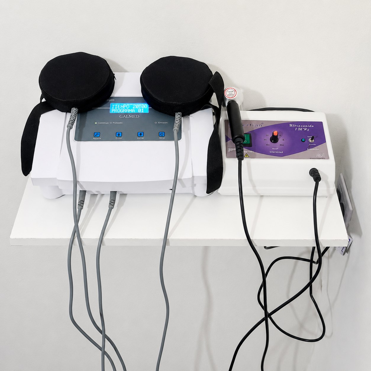 Equipos de magnetoterapia y ultrasonido del consultorio
