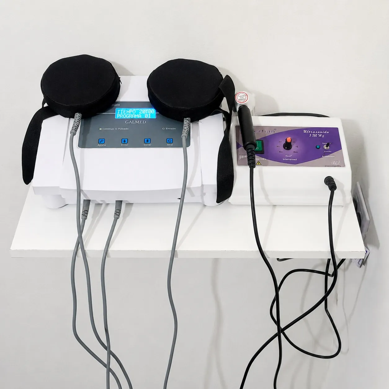 Equipos de magnetoterapia y ultrasonido del consultorio